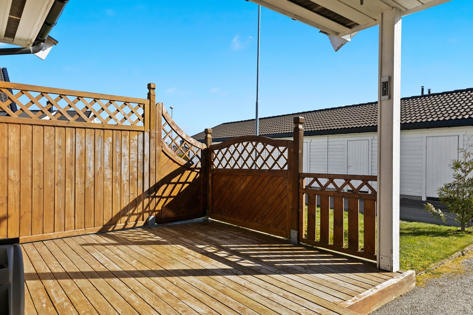 Koselig inngangsparti med en skjermet terrasseplatting. Galleribilde