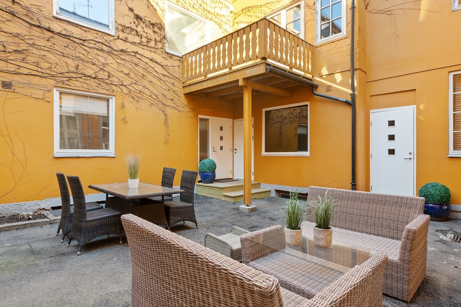 Det medfølger en felles eiet tomt som består av en hyggelig, asfaltert bakgård som er til alles disposisjon Galleribilde