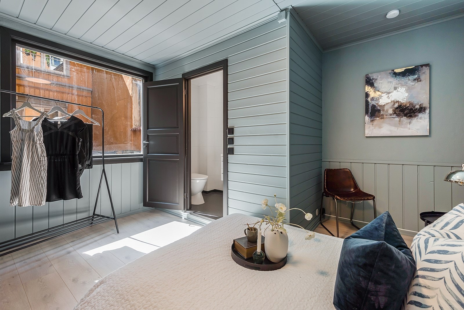 Det er godt med plass til dobbeltseng, nattbord og klesoppheng Galleribilde