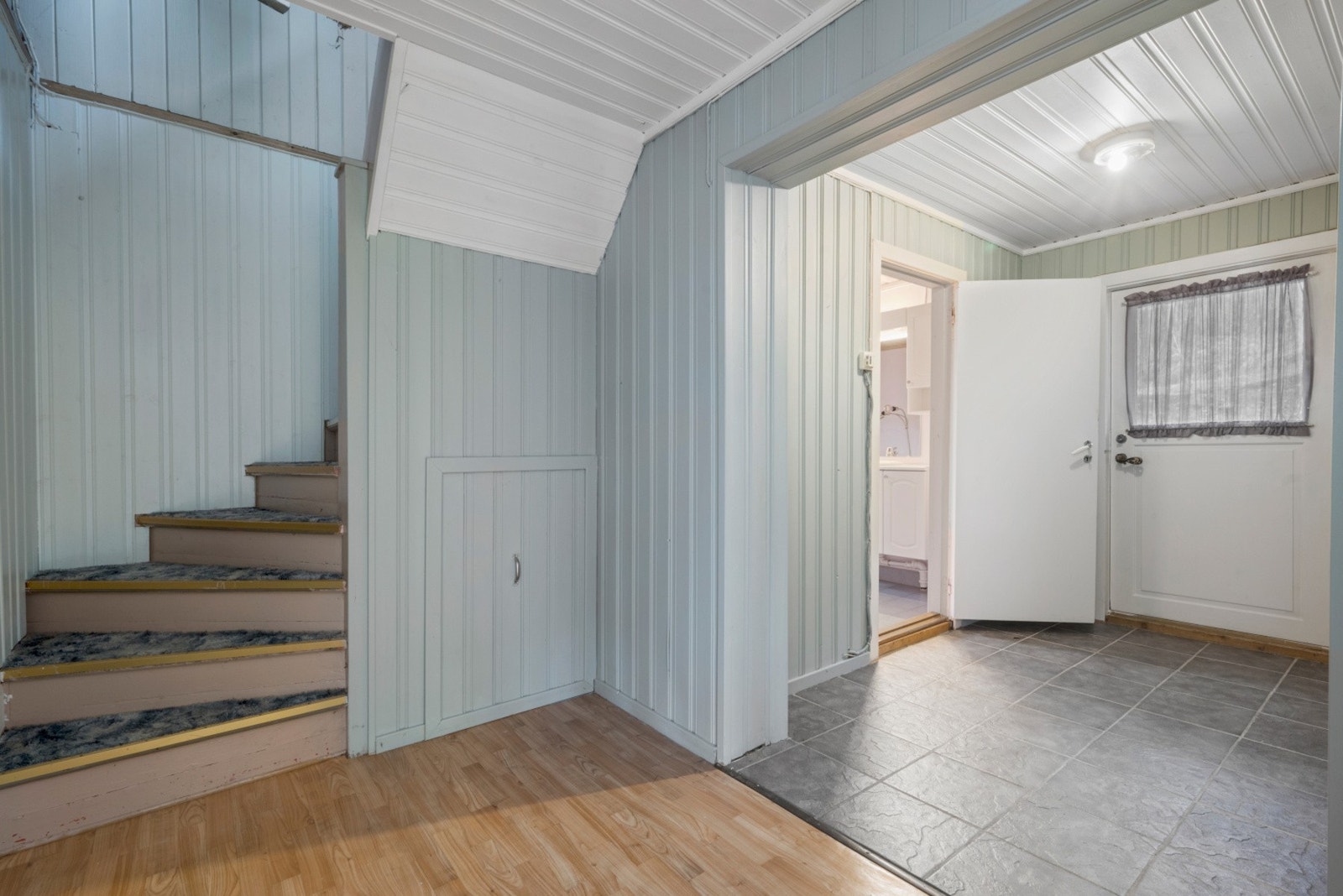 Opp trappen i 2. etg finner du to soverom og en bod. Galleribilde