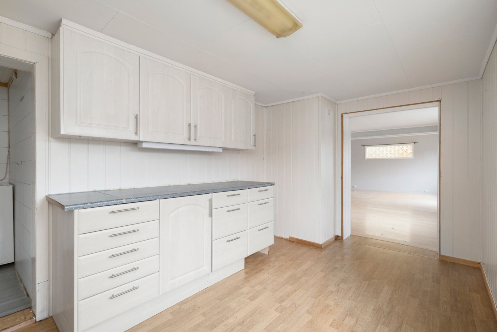 Kjøkkenet her rikelig med skap og benkeplass. Galleribilde