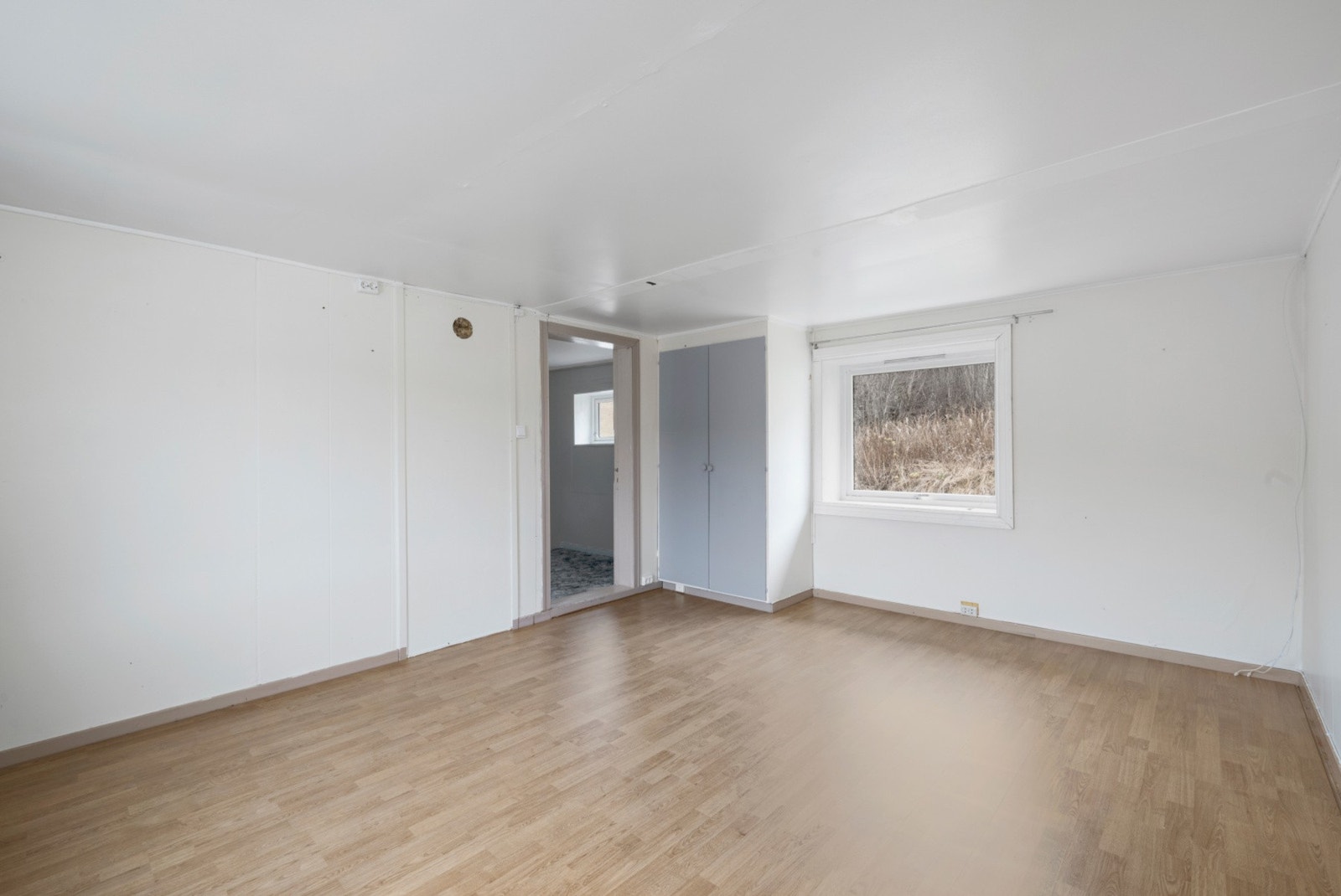 I dette soverommet er det plassbygd garderobeskap. Galleribilde