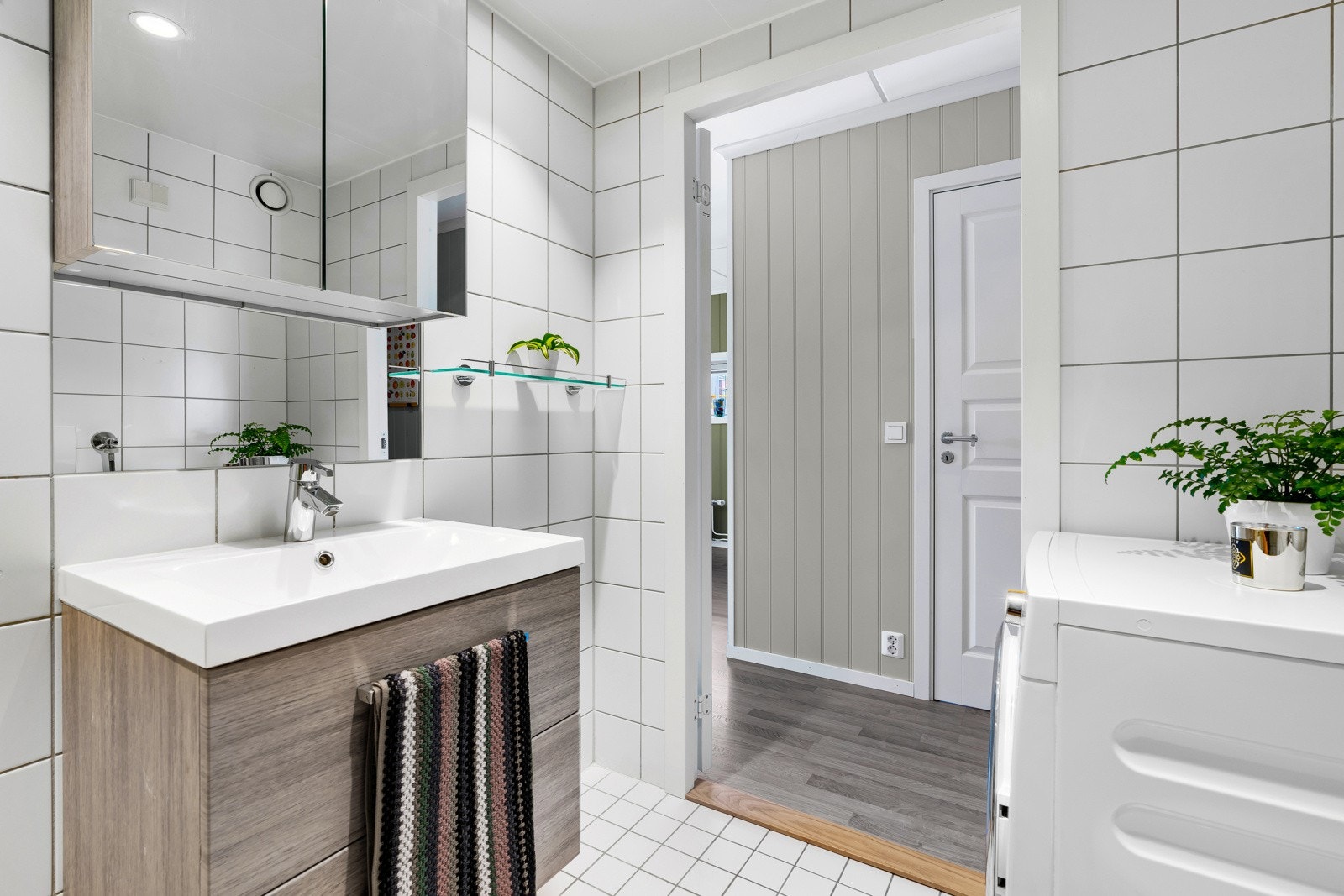 Innredningen består av vegghengt servantskap med heldekkende servant og tilhørende speilskap. Det er varmekabler i gulv og downlights i led. Galleribilde