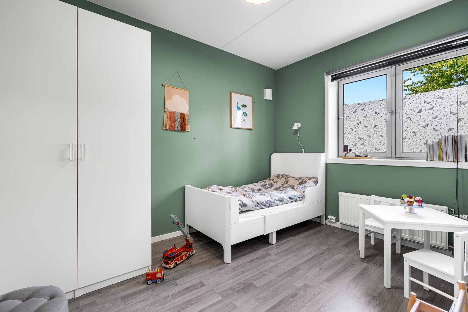 Soverommet som i dag er innredet som et barnerom ligger innenfor entréen og har god størrelse. Galleribilde