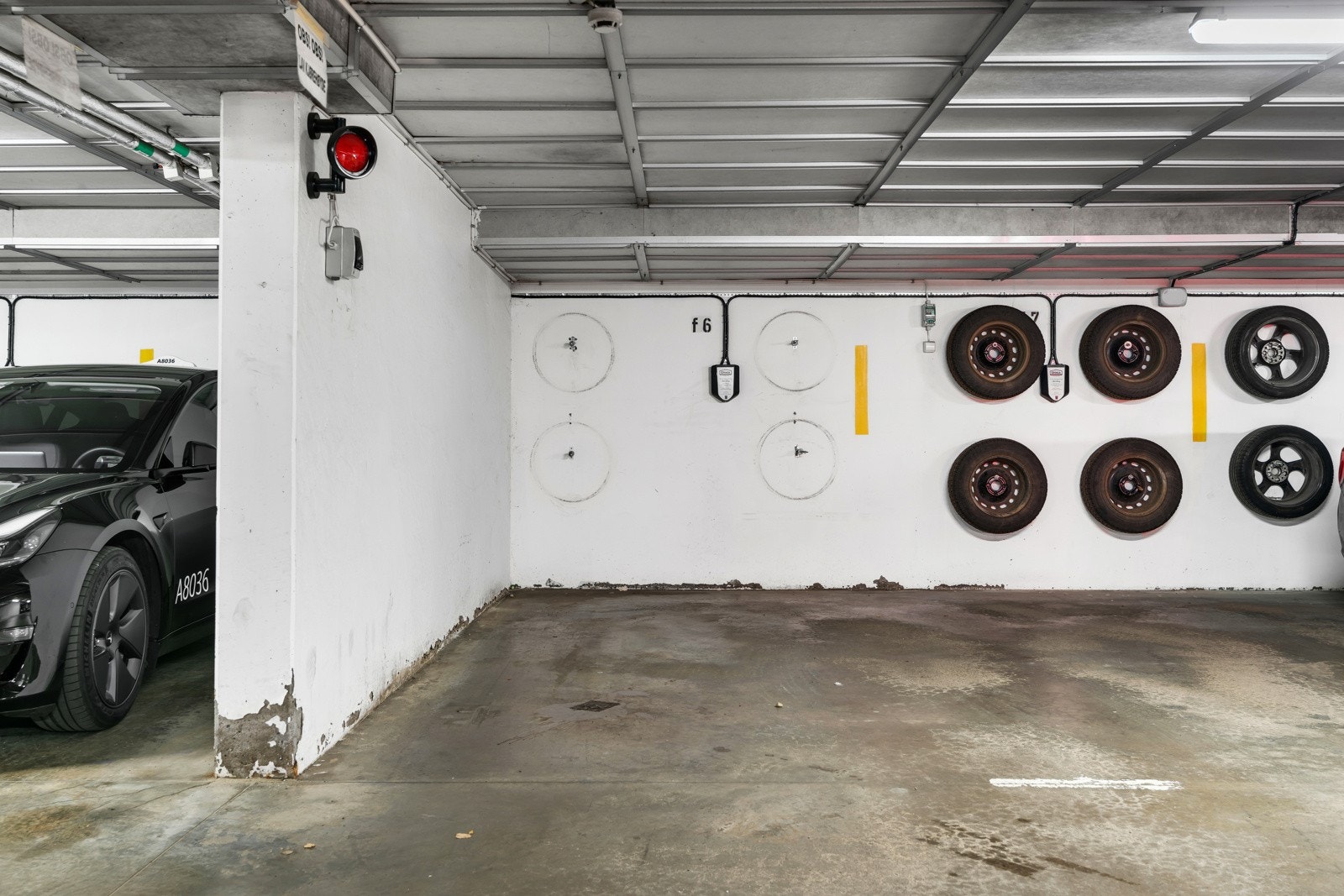 Det medfølger fast parkeringsplass (merket F6) på ca. 12,5 kvm i lukket garasjeanlegg under blokken. Plassen har mulighet for lading. Galleribilde