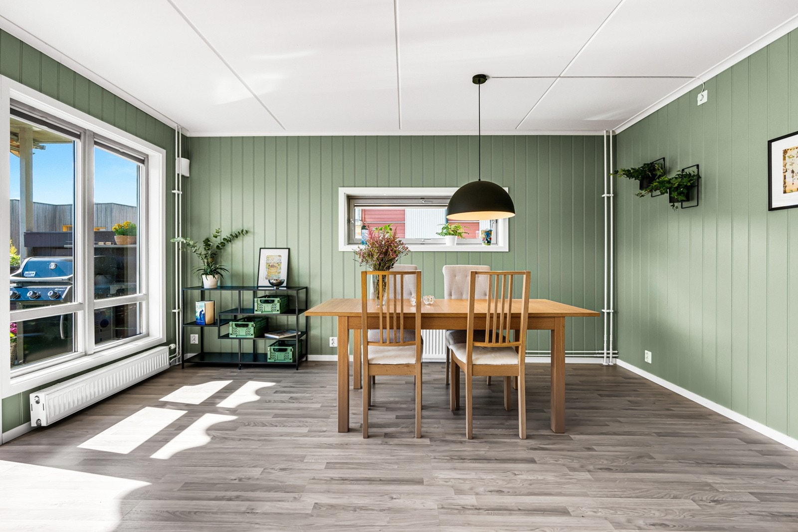 Det er lagt et pent laminat på gulv og på veggene er det montert smartpanel-plater malt i en behagelig grønnfarge. Galleribilde