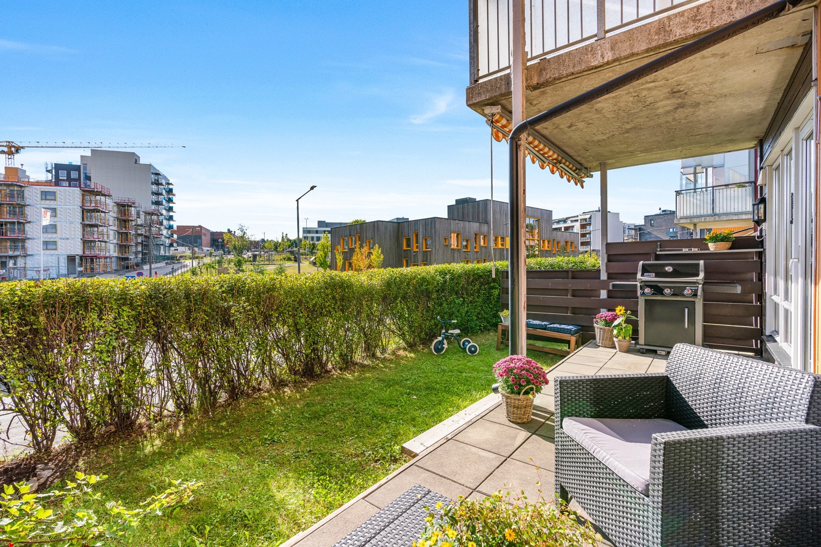 En av de fremste kvalitetene til denne leiligheten er at den ligger på bakkeplan med endeplassering i sitt bygg og har tilgang til markterrasse og hage. Galleribilde