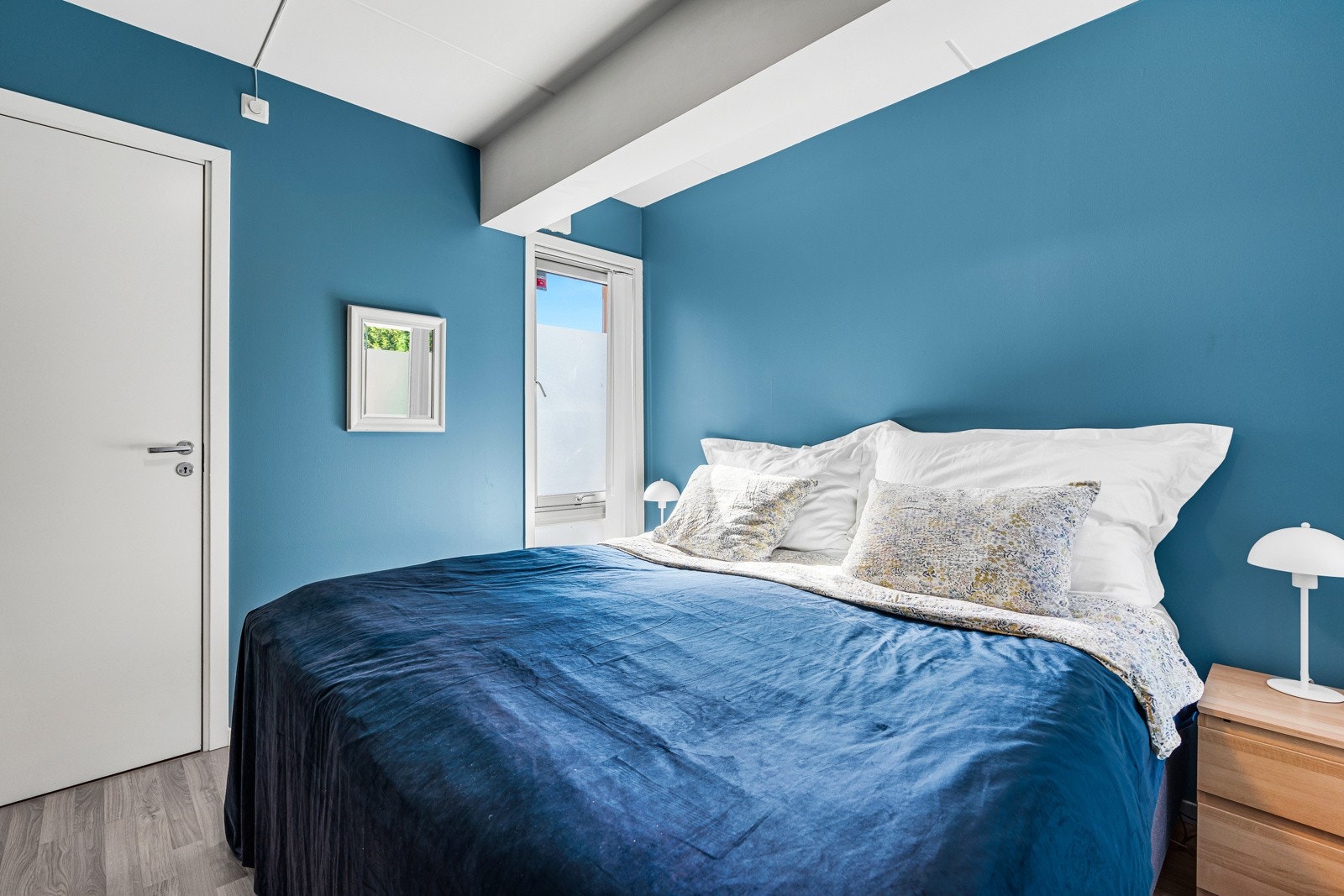 Hovedsoverommet har tilgang til en bod som er innredet til en walk-in garderobe. Galleribilde