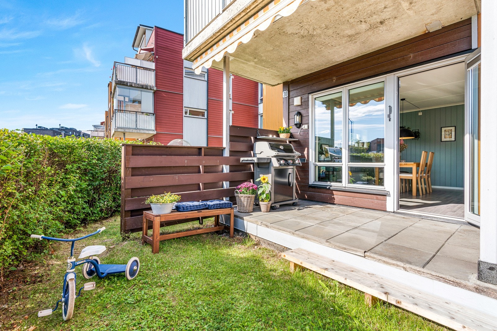 Uteplassen gir plass til flere sittegrupper, grill og beplantning. Galleribilde