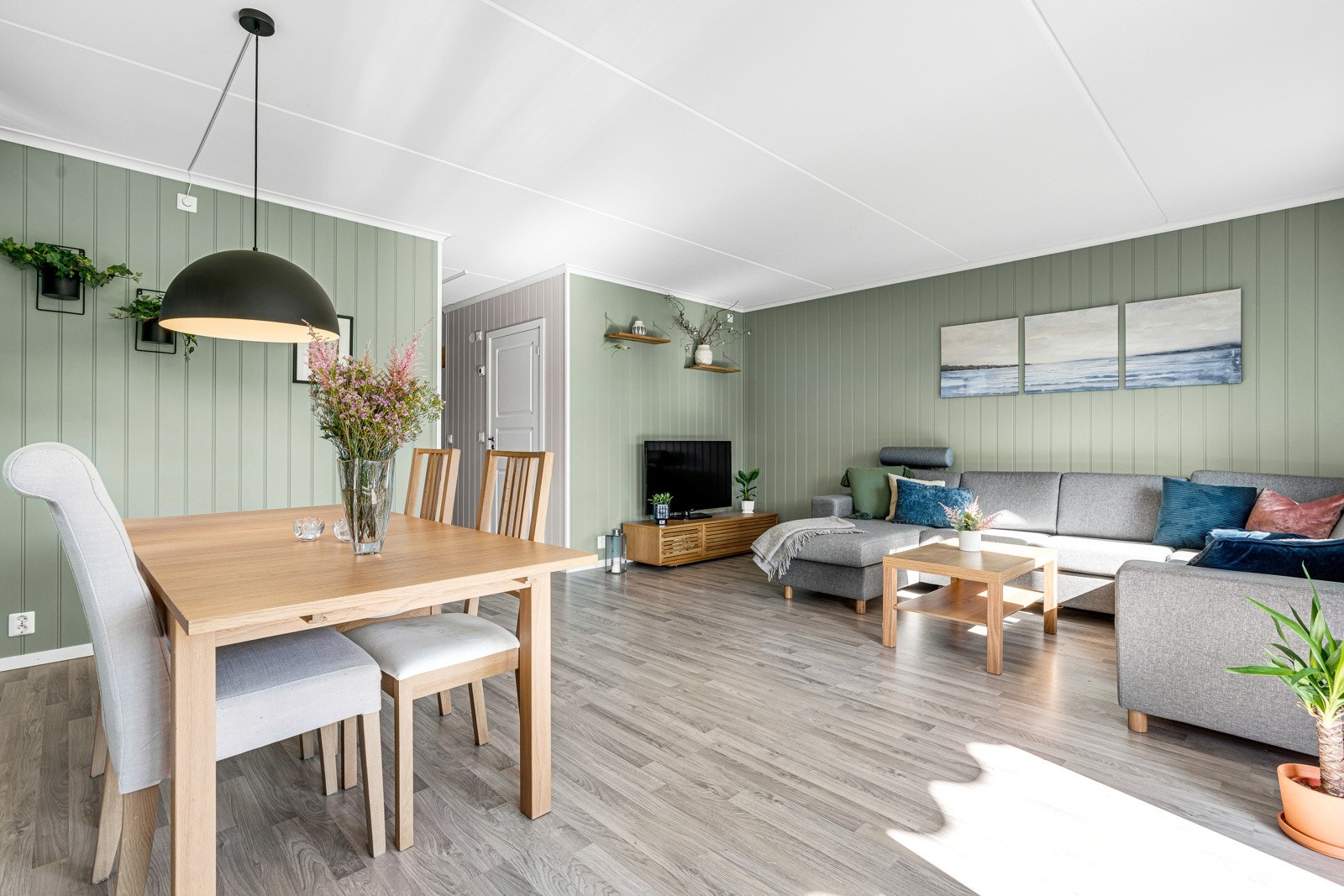 Stuens størrelse gir god plass til både sofa- og spisestuemøblement. Galleribilde