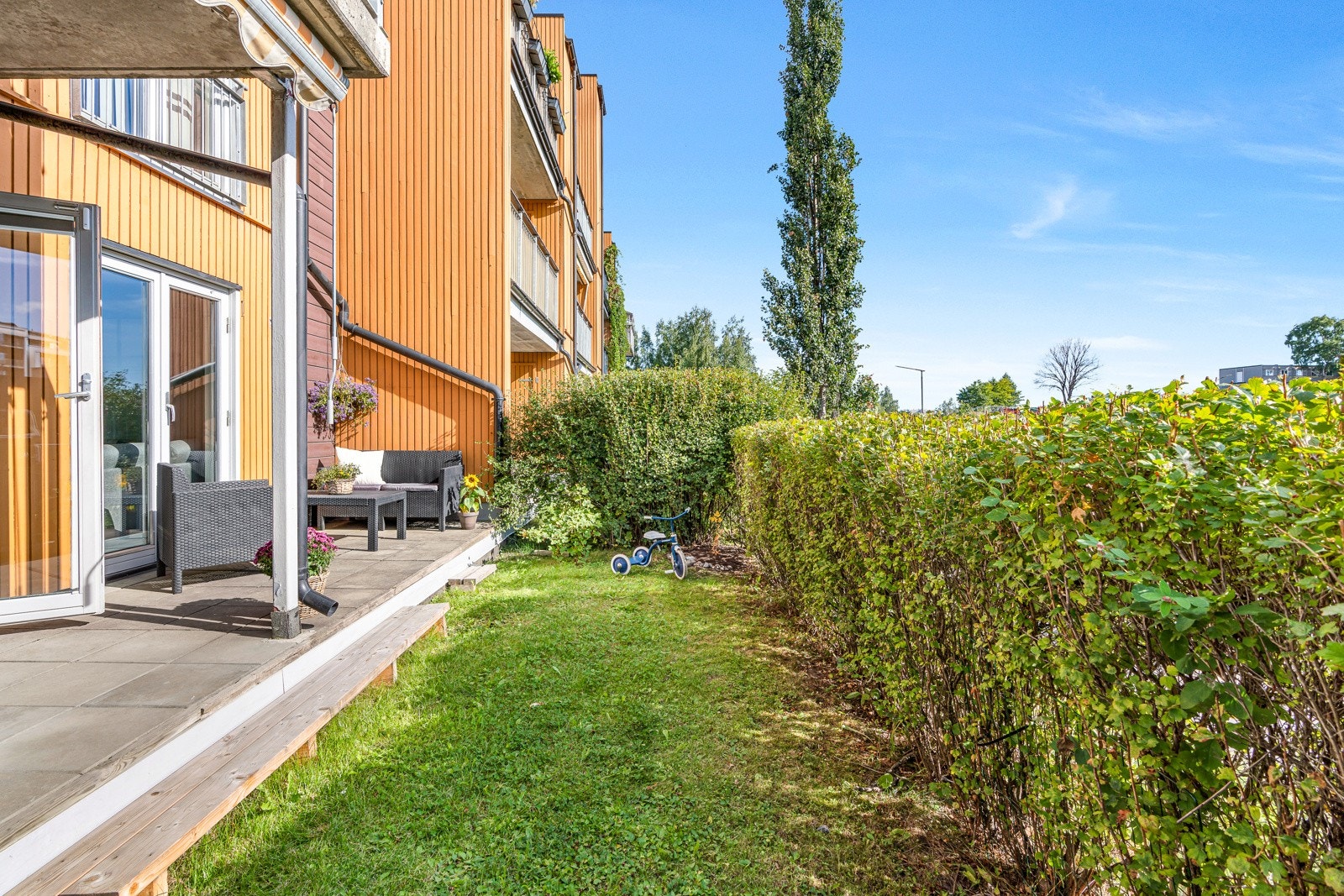 Dette er en andelsleilighet på 83 kvm fra 2001. Den har tilgang til markterrasse og plenareal, ekstern bod på 3,5 kvm og fast garasjeplass. Galleribilde