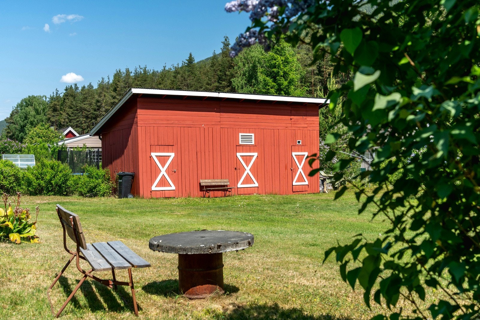 Uthuset holder enkelt standard og inneholder tre bodrom. Galleribilde