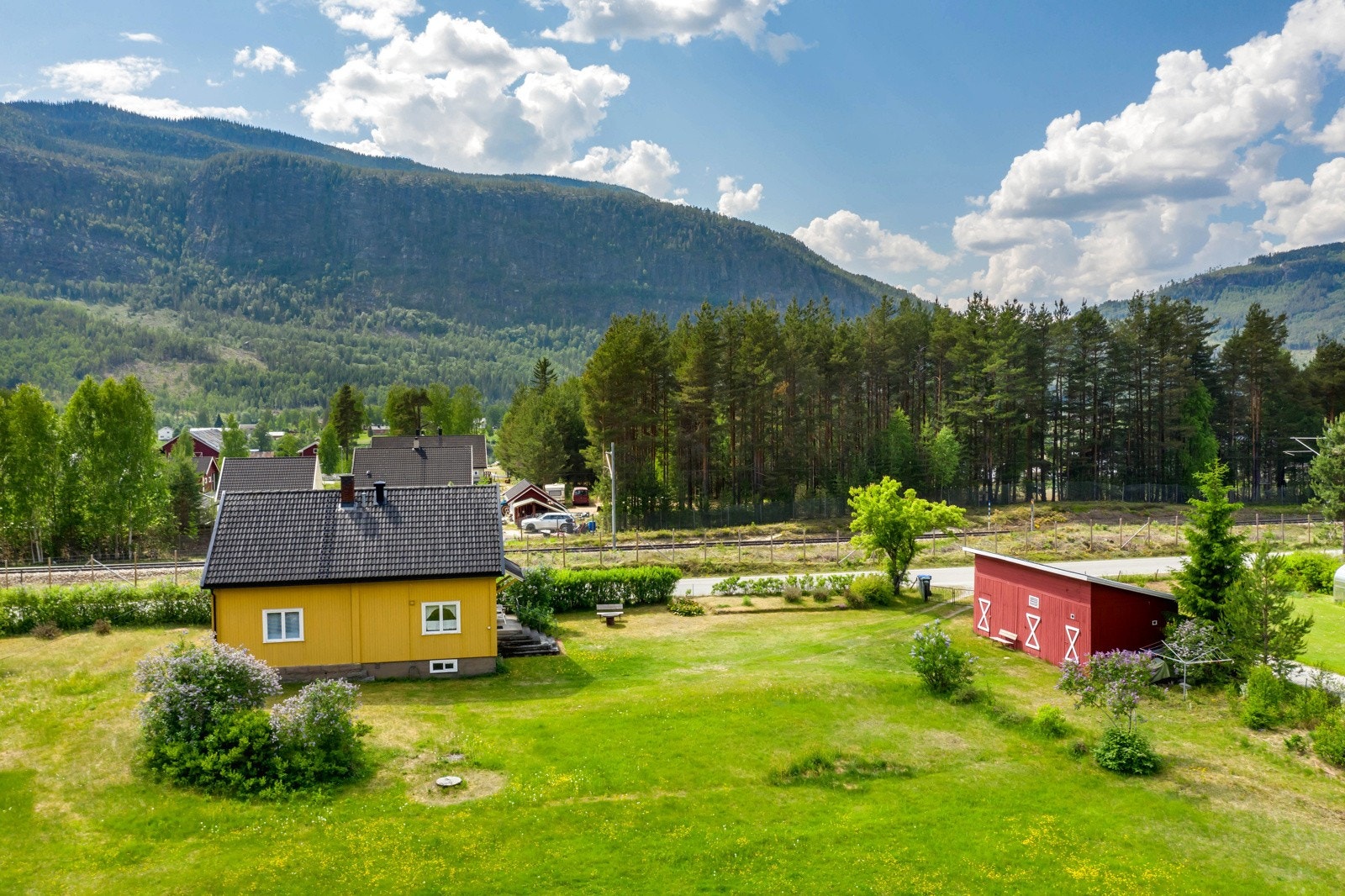 Eiendommen består av en enebolig over tre plan og et senere oppført uthus med tre boder. Galleribilde
