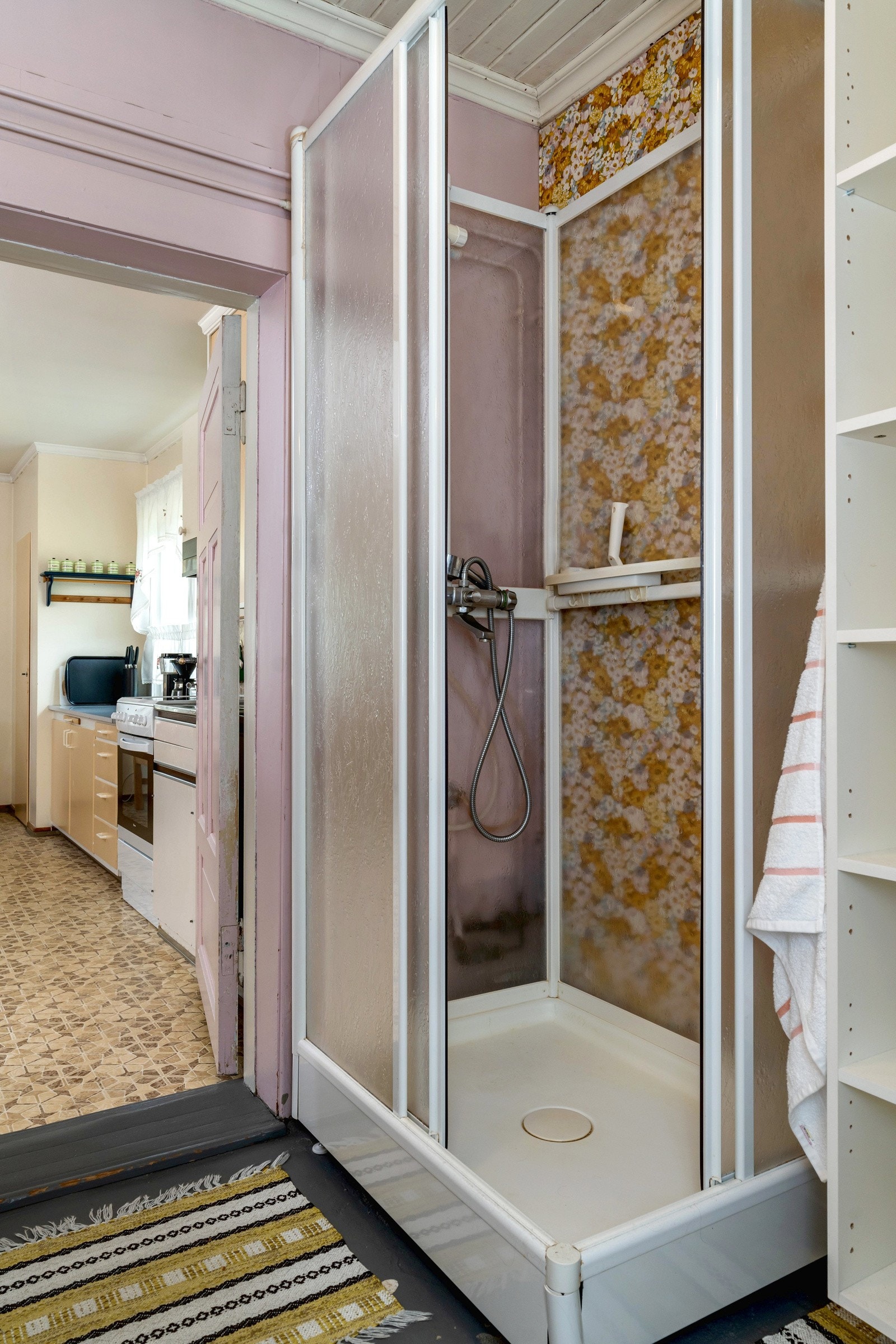 Badet er utstyrt med ett dusjkabinett og servant med speil og lys over. Galleribilde