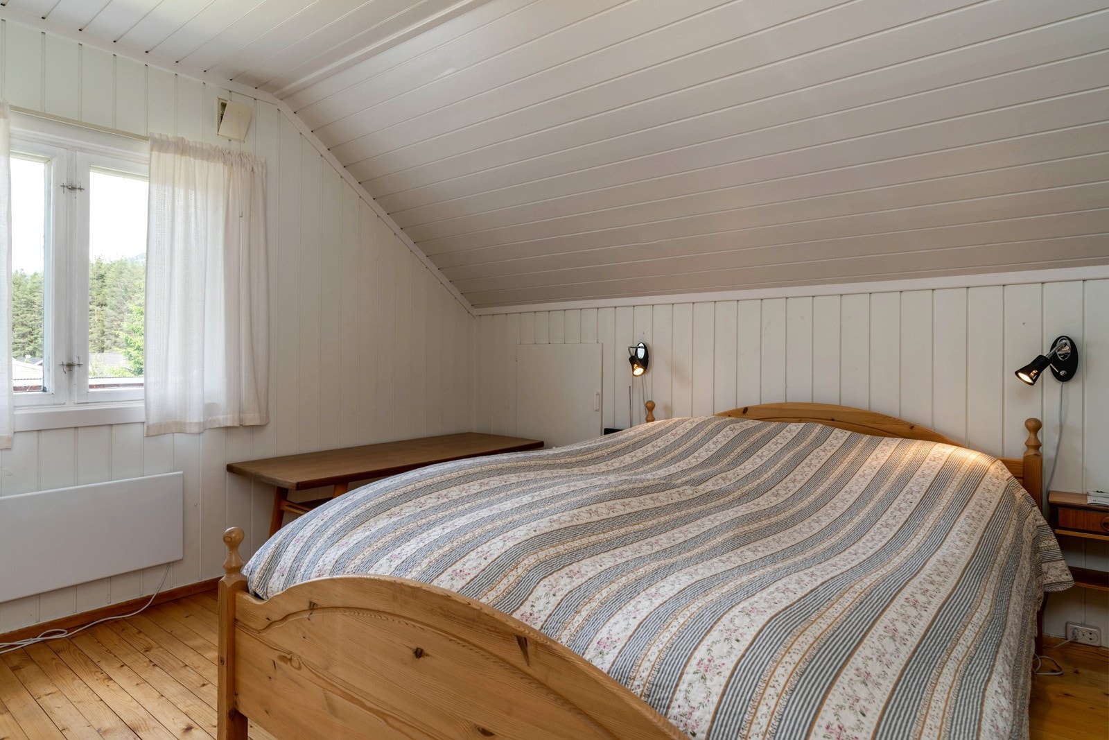 Selv om soverommene befinner seg i loftsetasjen er de romslige med god plass til dobbeltseng. Galleribilde
