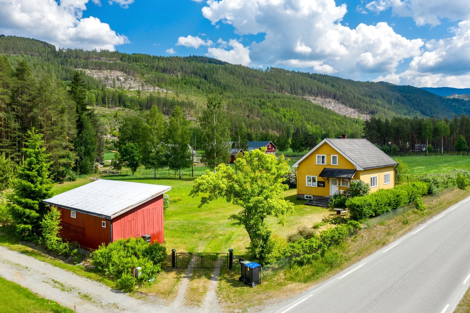 Eiendommen er beliggende i ett område med spredt boligbebyggelse, cirka 170 moh. Den ligger sentralt til på Nesbyens Østside med fin utsikt og gode solforhold. Galleribilde