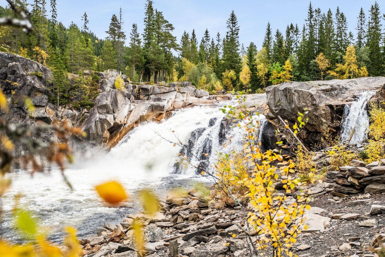 Eafossen/ (Hyttfossen) er et yndet sted like ved med enkel tilgang og omkranset av flott natur. Galleribilde