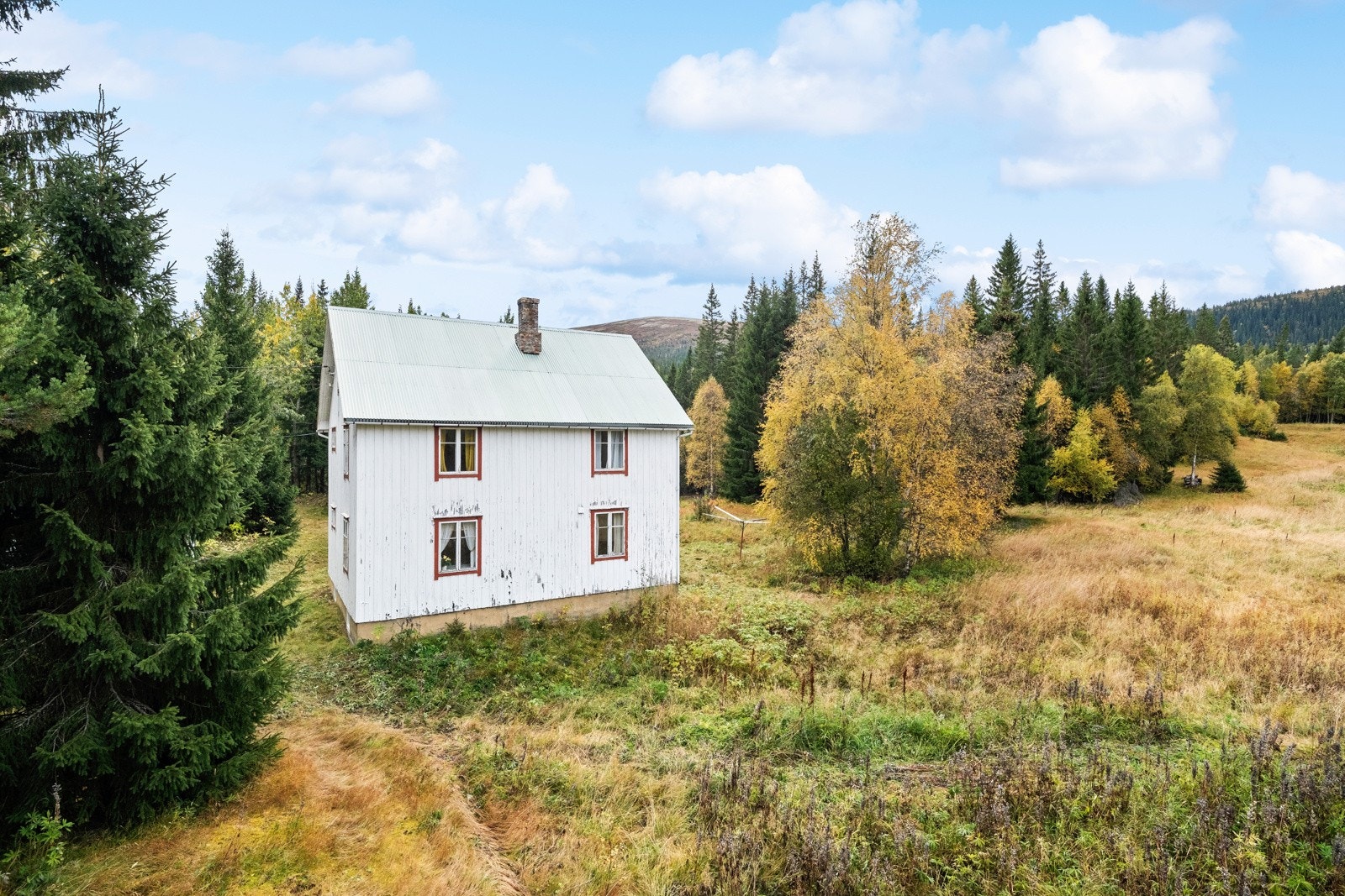 Boligen fremstår med generelt høy slitasje og det må påregnes en rehabilitering/renovering av flere bygningsdeler, samt en oppgradering. Galleribilde