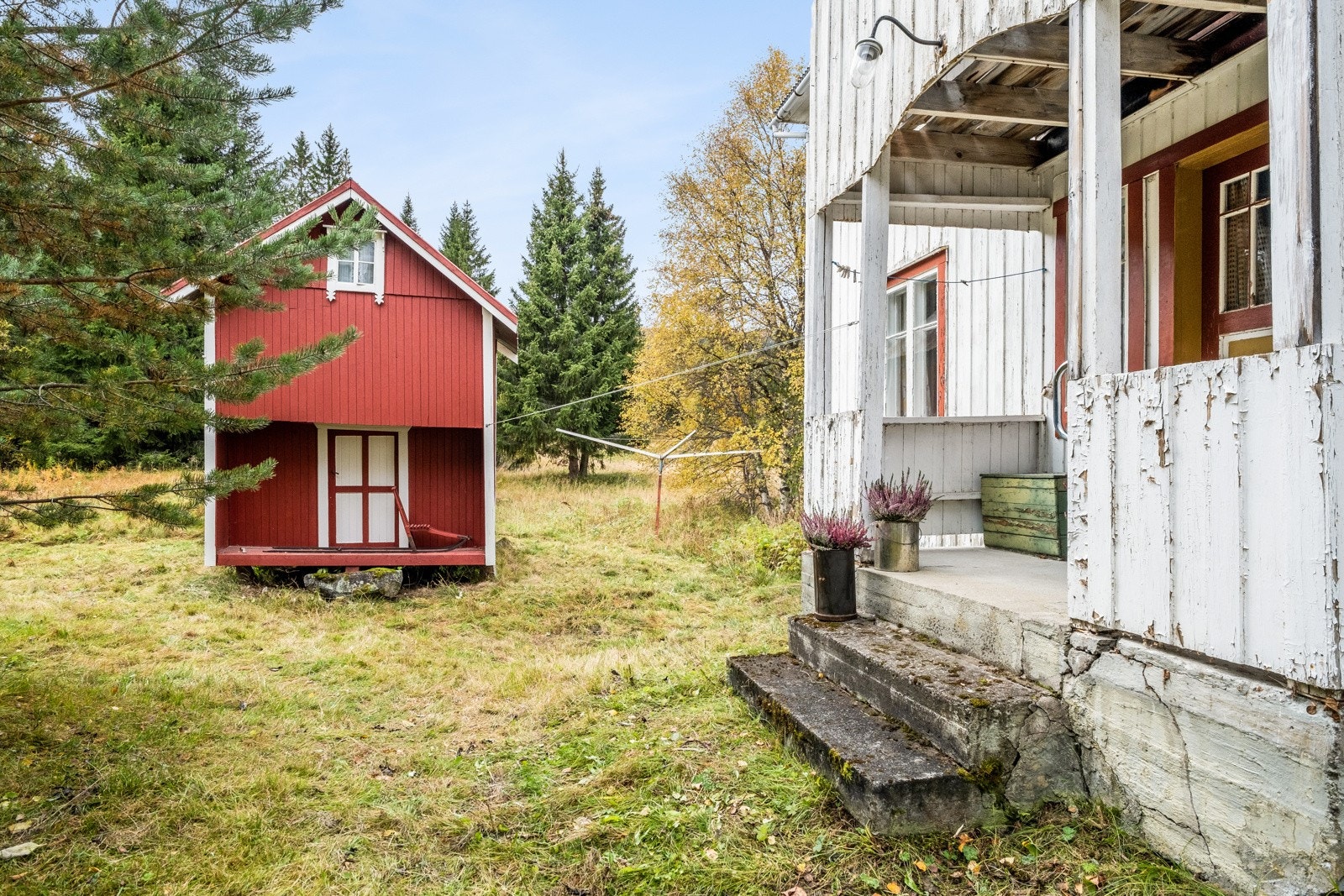 Eiendommen er bestående av to hus, stabbur, låve og et ildhus like over veien. for mer info se komplett salgsoppgave. Galleribilde