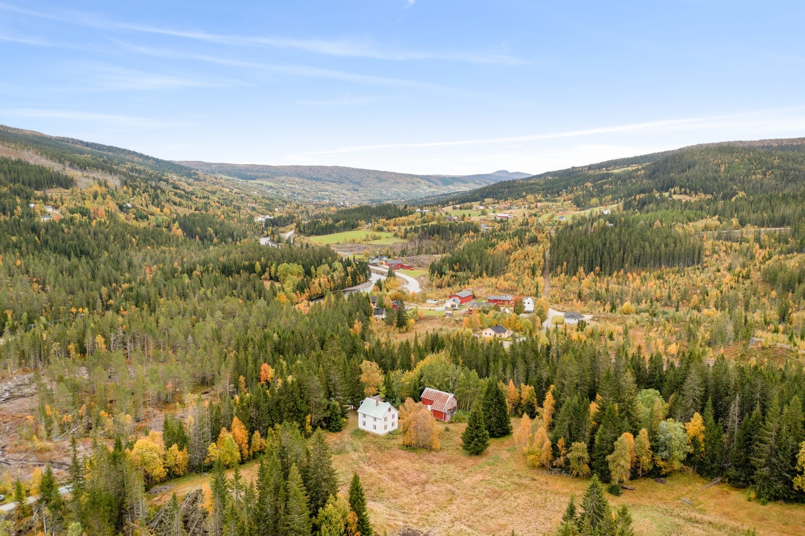 Flotte tur/ rekreasjonsmuligheter like ved eiendommen som f.eks. Måstjønnskarven på 1.138 moh., Rognfjellet og Almfjellet. Galleribilde