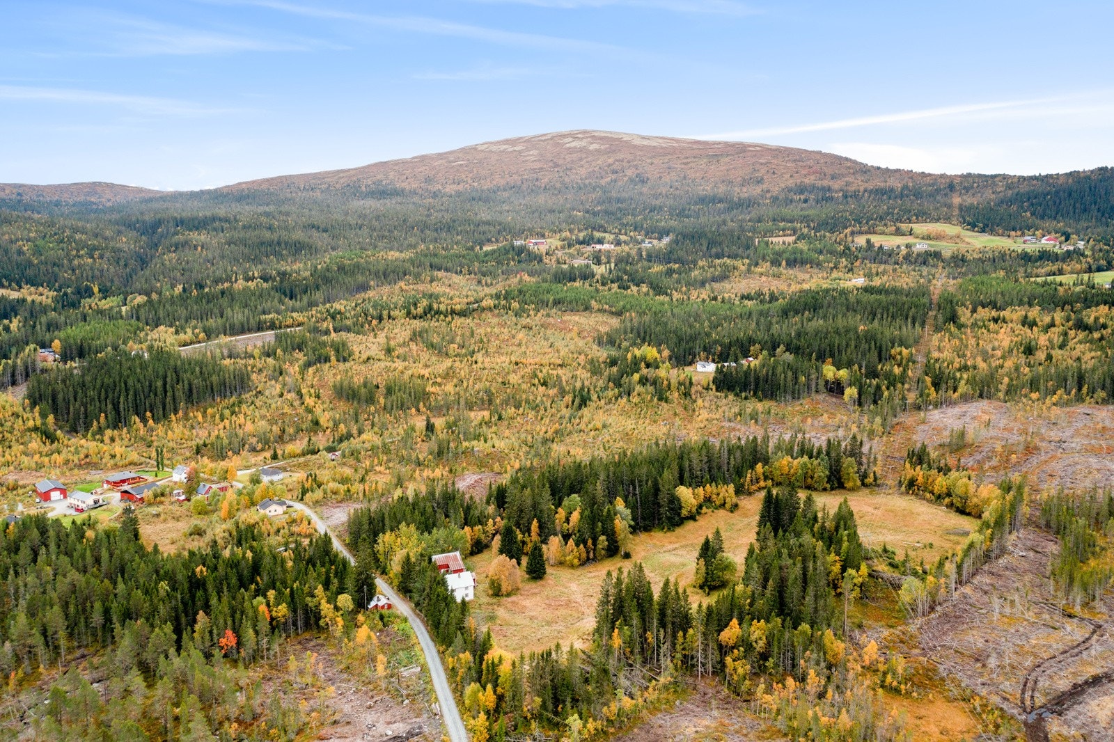 Eiendommen ligger i naturskjønne omgivelser med et rikt turområde og historie. Galleribilde