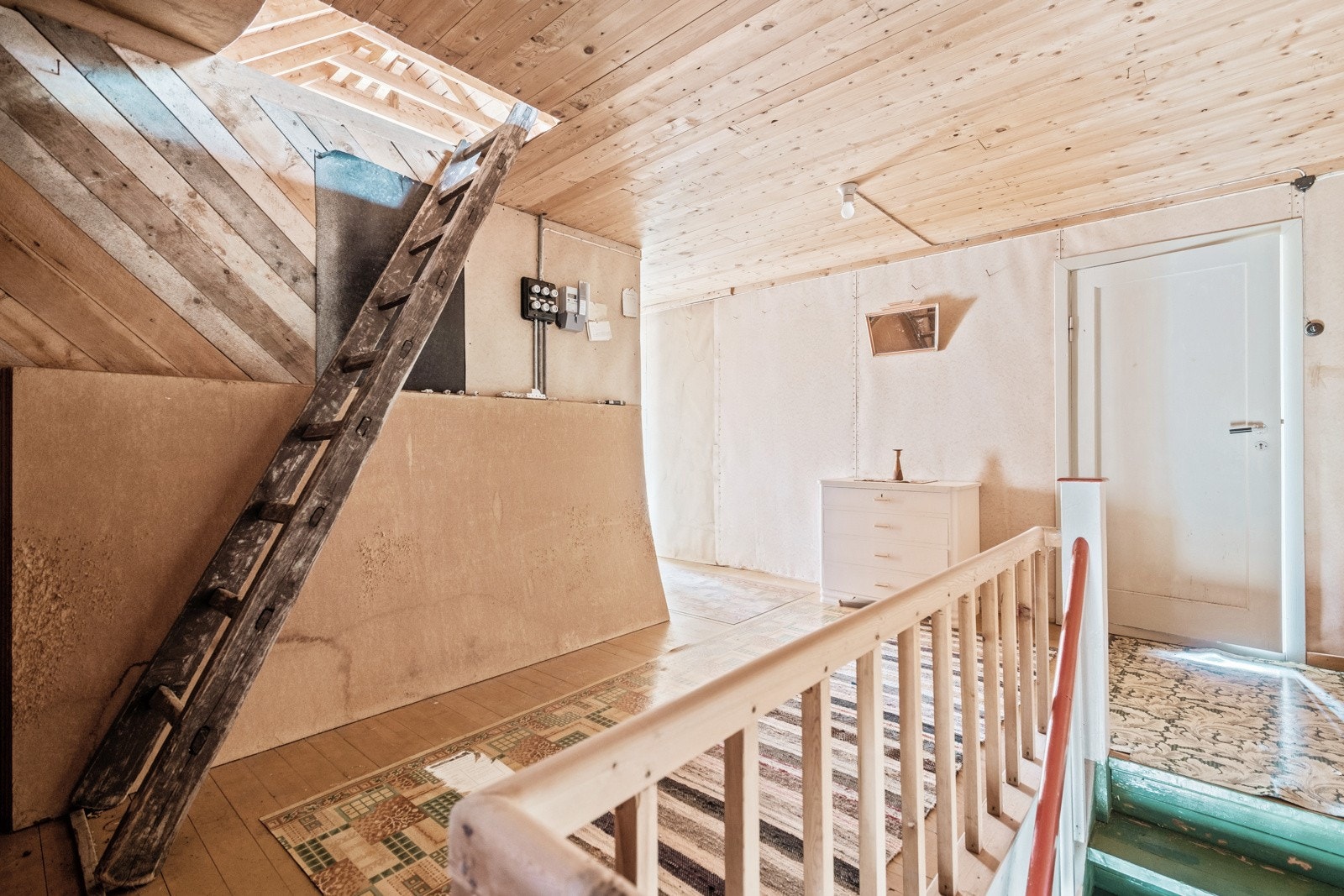 Fra gangen har man tilgang til boligens loft. Galleribilde