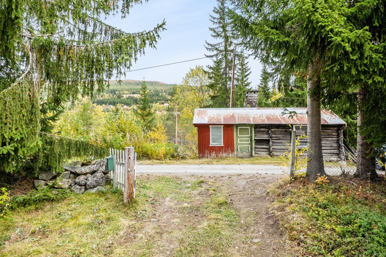 Huset man ser på andre siden av veien ble satt opp og brukt av gjeldende eiendom, men er oppført og står på annenmanns grunn. For mer informasjon se komplett salgsoppgave under pnkt. tomt. Galleribilde