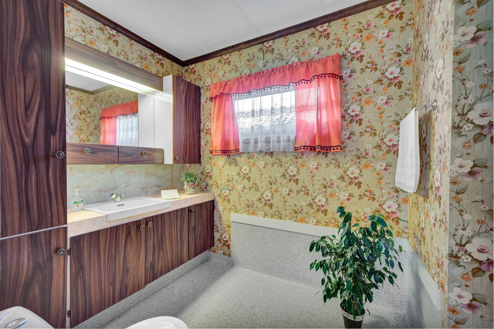 Badet ligger i 1. etasje. Innredet med baderomsinnredning, toalett og dusjnisje. Galleribilde