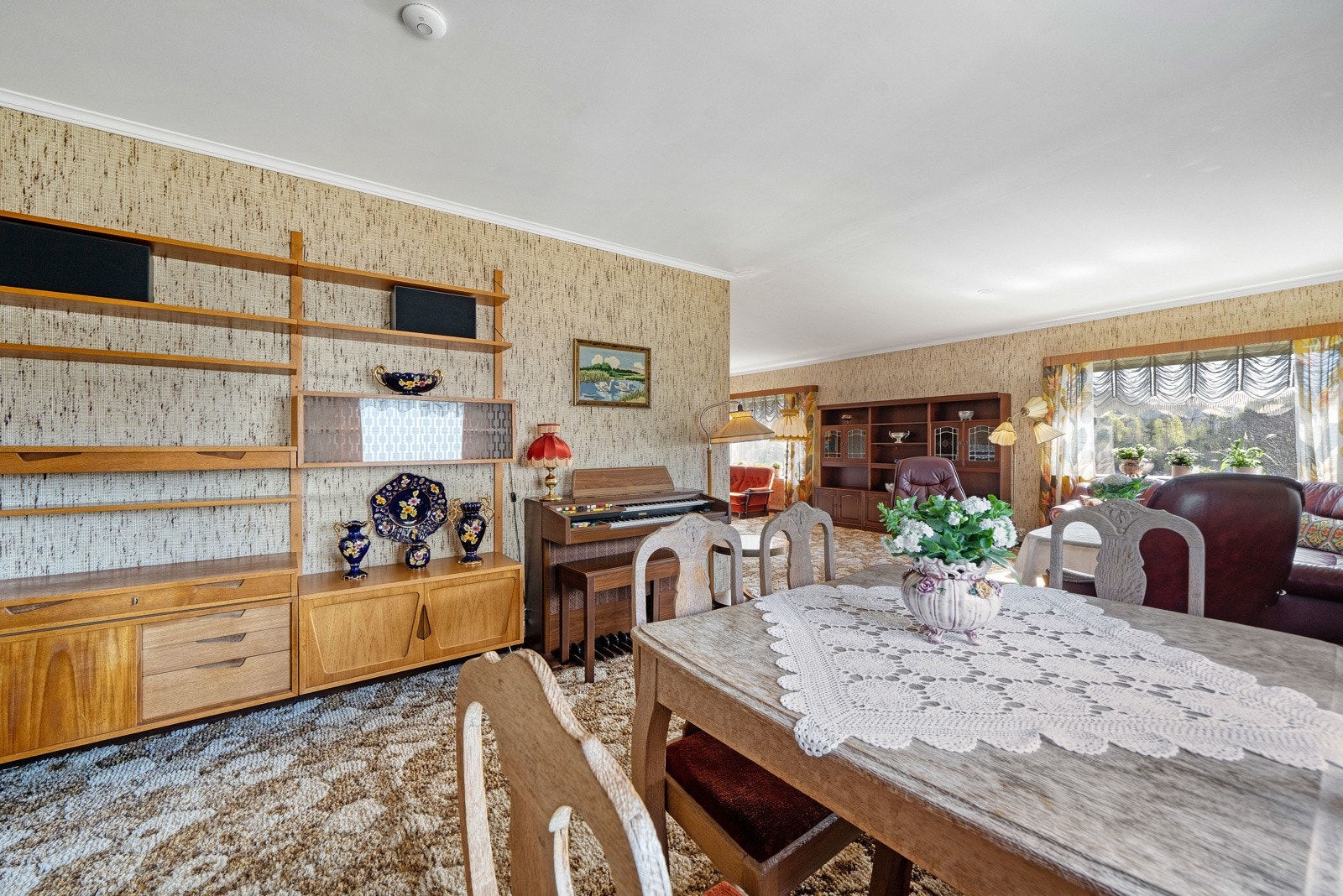 Stor stue med plass til spisestueavdeling. Galleribilde
