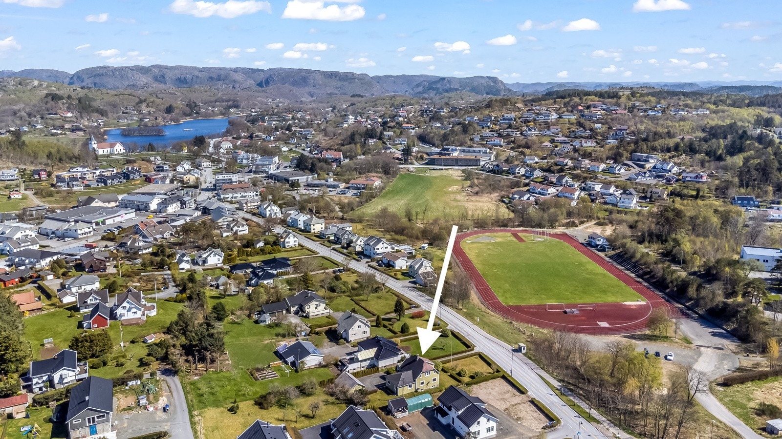 Eiendommen ligger i kort avstand fra sentrum og Vanse Stadion. Galleribilde
