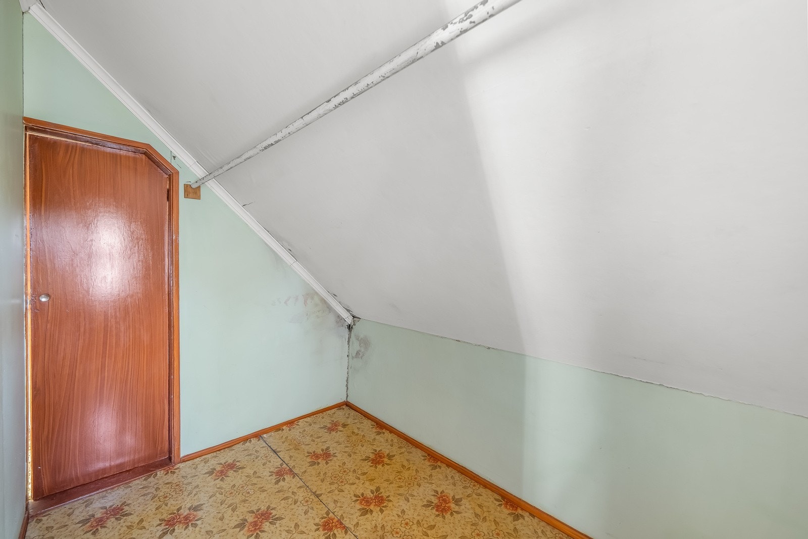 Knekott på loft. Galleribilde