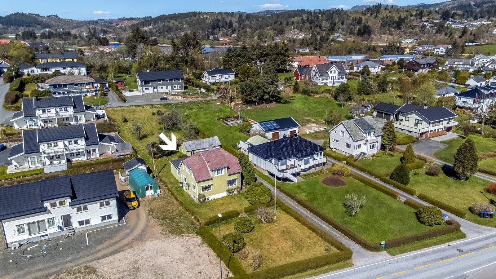 Velkommen til Dyngvollveien 17 - sentrumsnær enebolig på stor tomt. Galleribilde