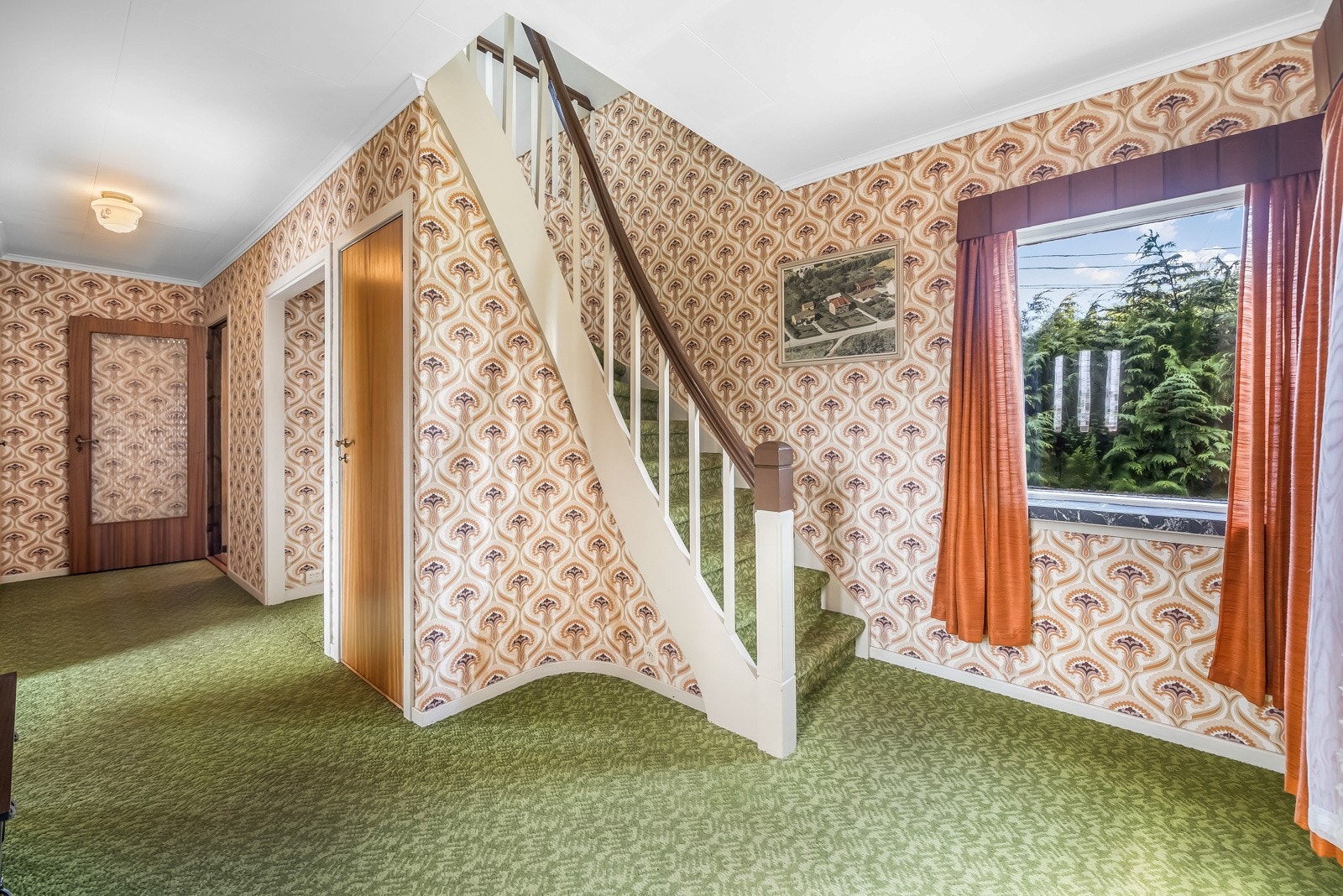 I entrèn er det trapp til 2 etasje Galleribilde