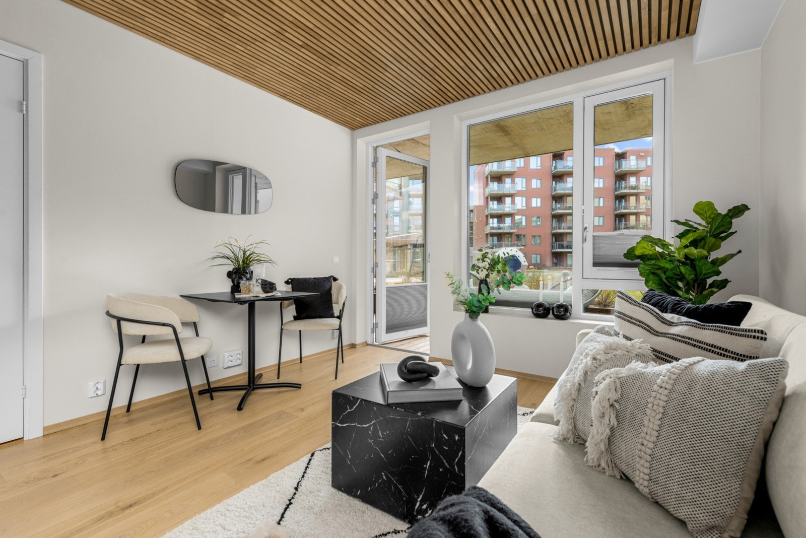 Bilde brukt fra naboleiligheten for å vise spiler i tak på stue/kjøkken Spiler er lagt etter bildene er tatt på denne leiligheten. Galleribilde