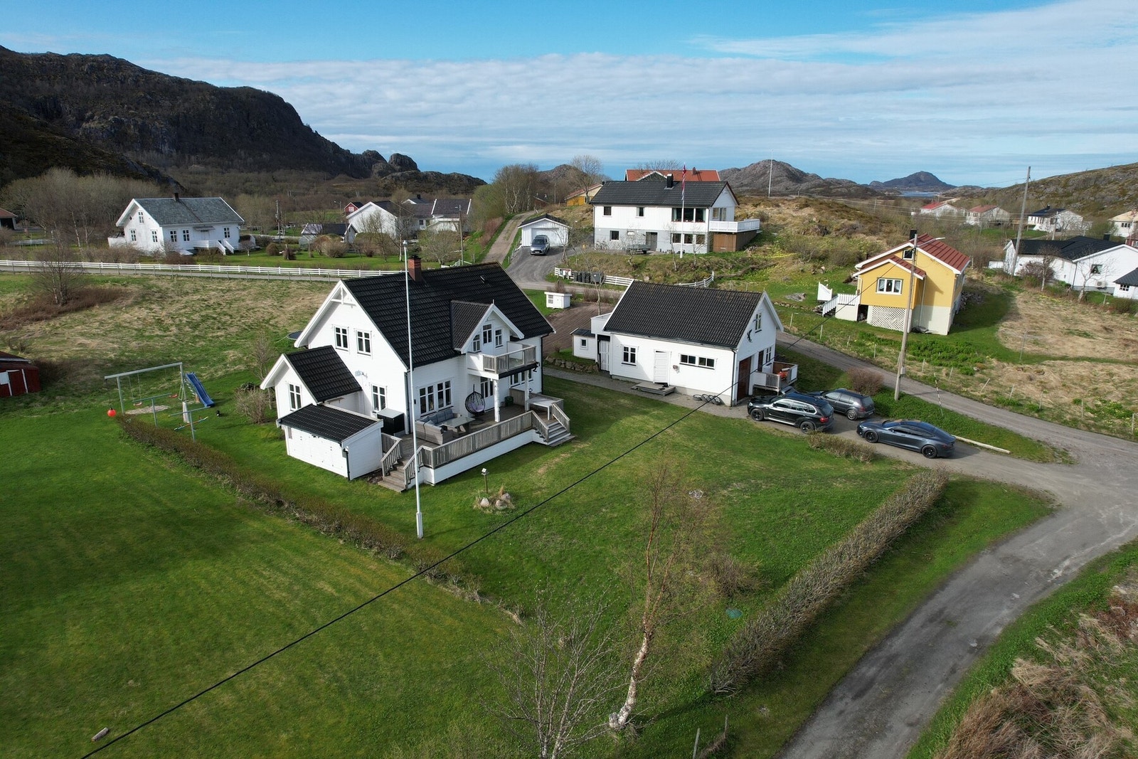 Parkering i garasje - masse lagringsplass i garasje forøvrig Galleribilde