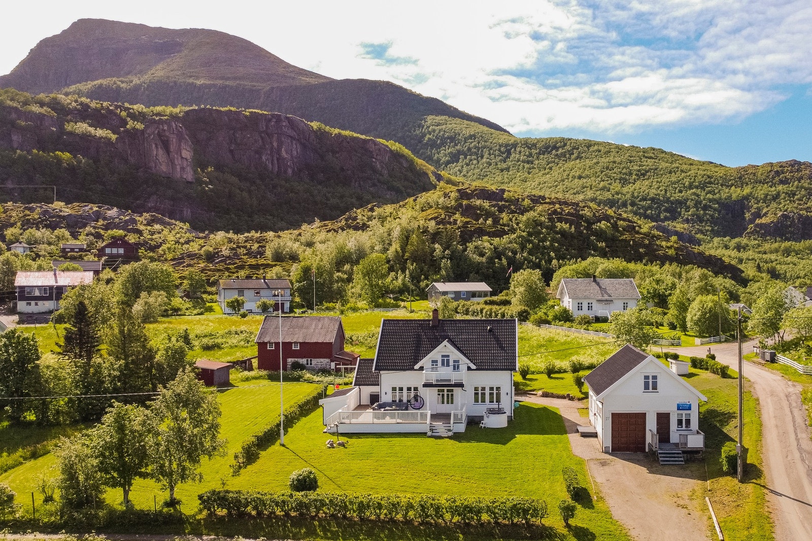Fin hage og romslig garasje Galleribilde