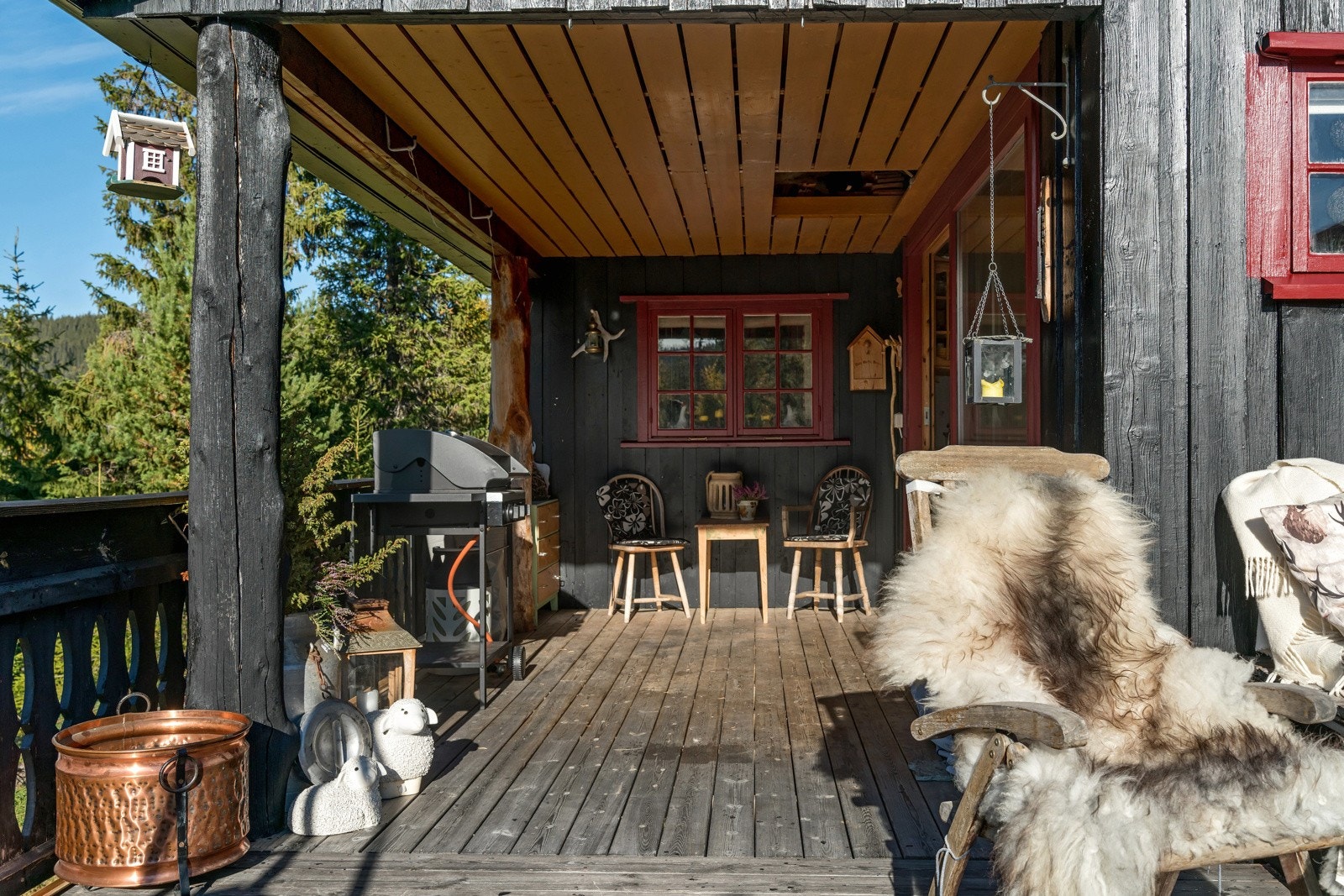 Her kan du nyte de flotte solforholdene rett i hytteveggen med sol fra ca. 08 om morgenen til 22 på kvelden sommerstid og fra ca. 10-15 vinterstid. Galleribilde
