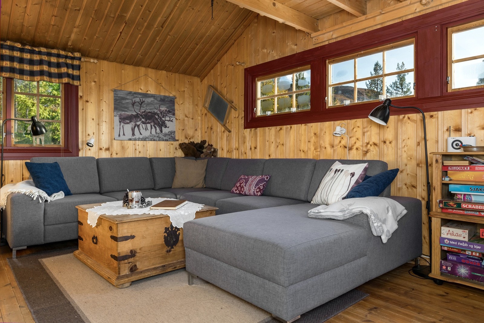Her er det plass til både sofa og spisestue, samt annet møblement. Galleribilde