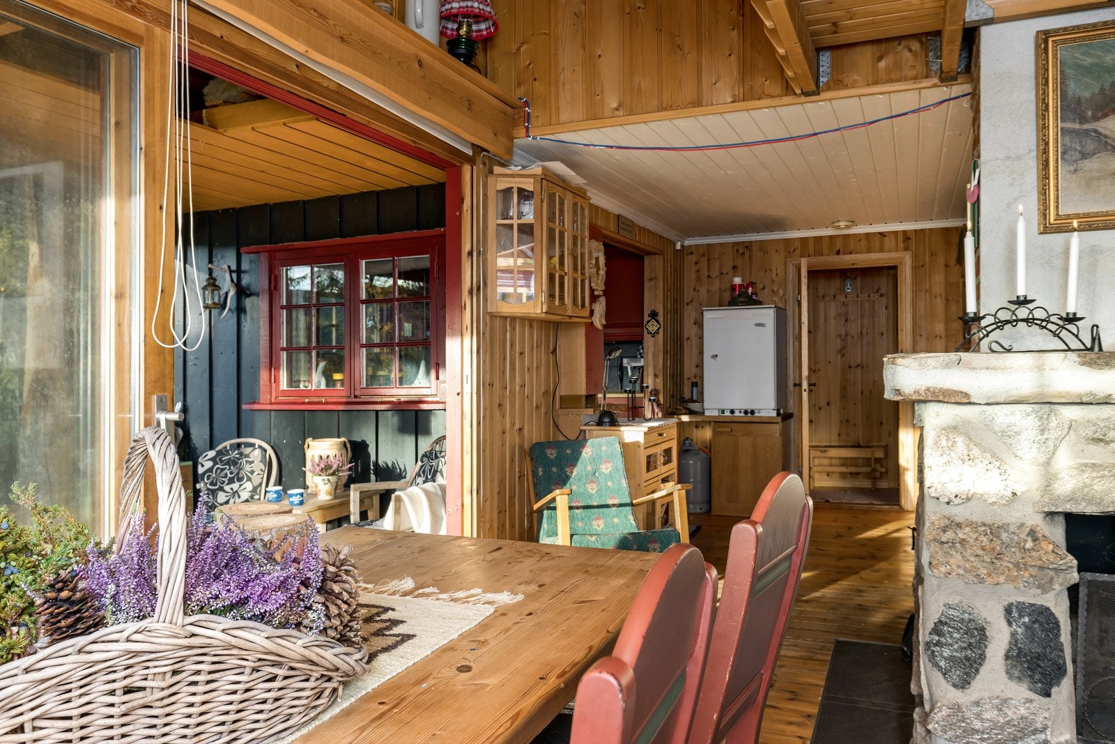Fra stuen er det skyvedør ut til stor terrasse på hele 43 kvm hvorav 11 kvm er takoverbygget. Gode solforhold! Galleribilde