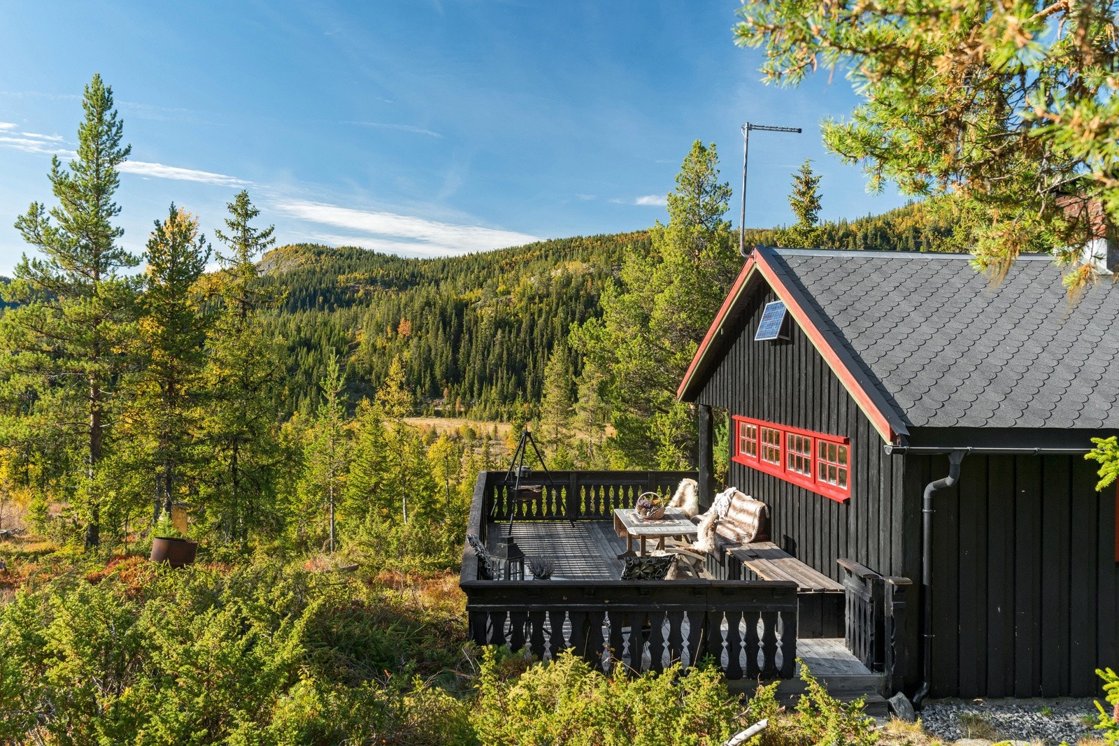Hytta ligger lunt og usjenert til, så her kan du nyte både sol og utsikt mot omkringliggende fjellparti uten innsyn. Galleribilde