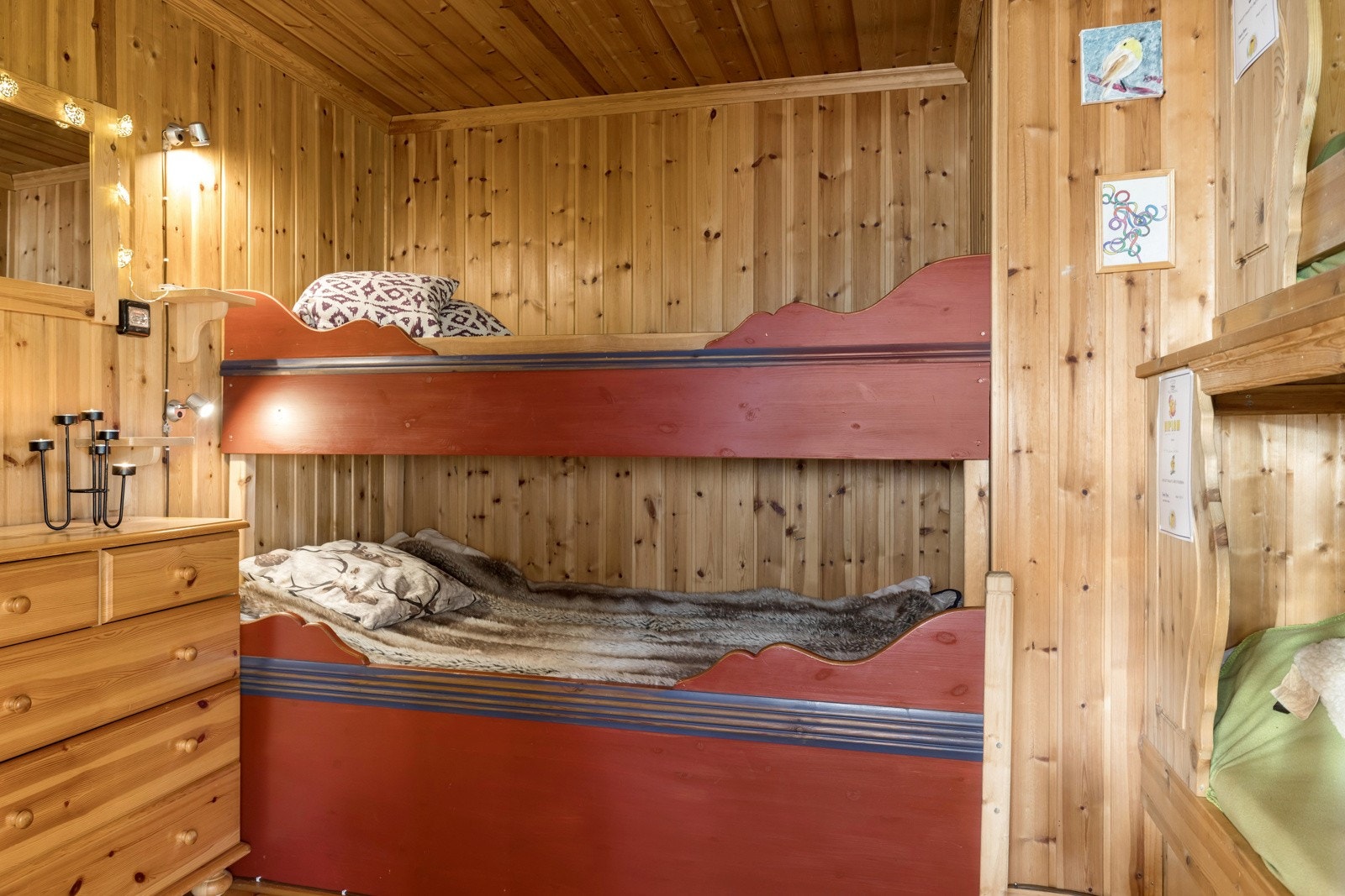 Soverom 3 er innredet med familiekøye og køyeseng. Her er det god plass til hele familien! Galleribilde