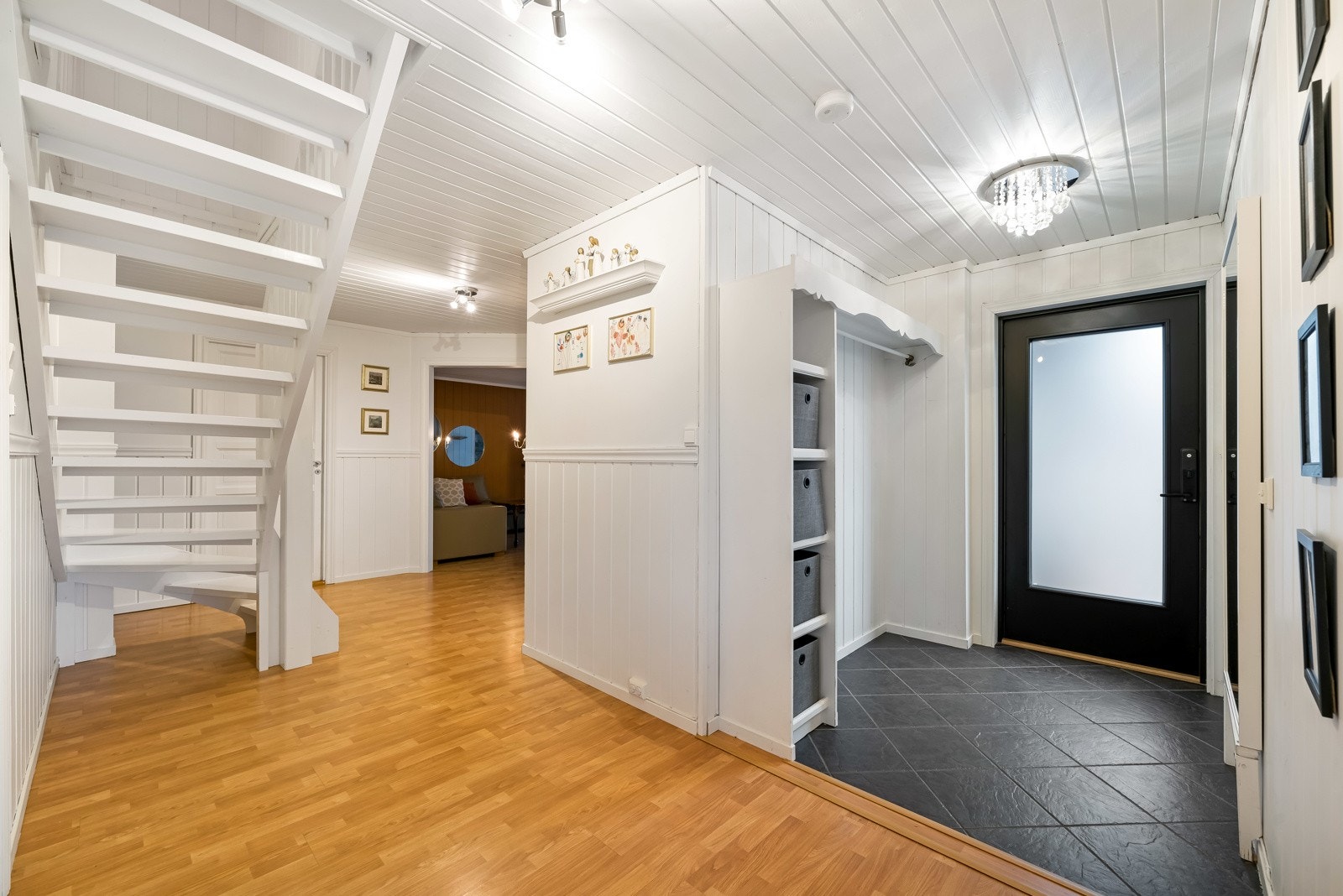 Fra entrêen kommer man inn i en trappegang med god plass til ulike oppbevaringsmuligheter. Galleribilde