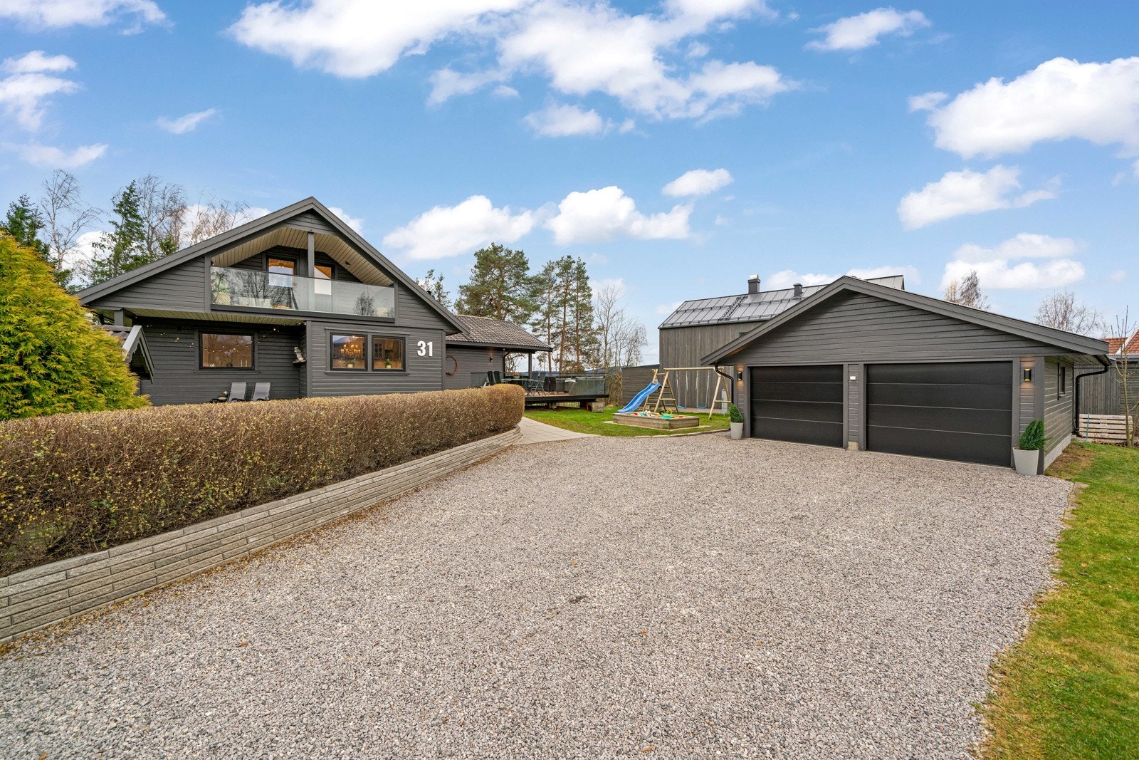 Gruset innkjøring til garasje og bolig. Galleribilde