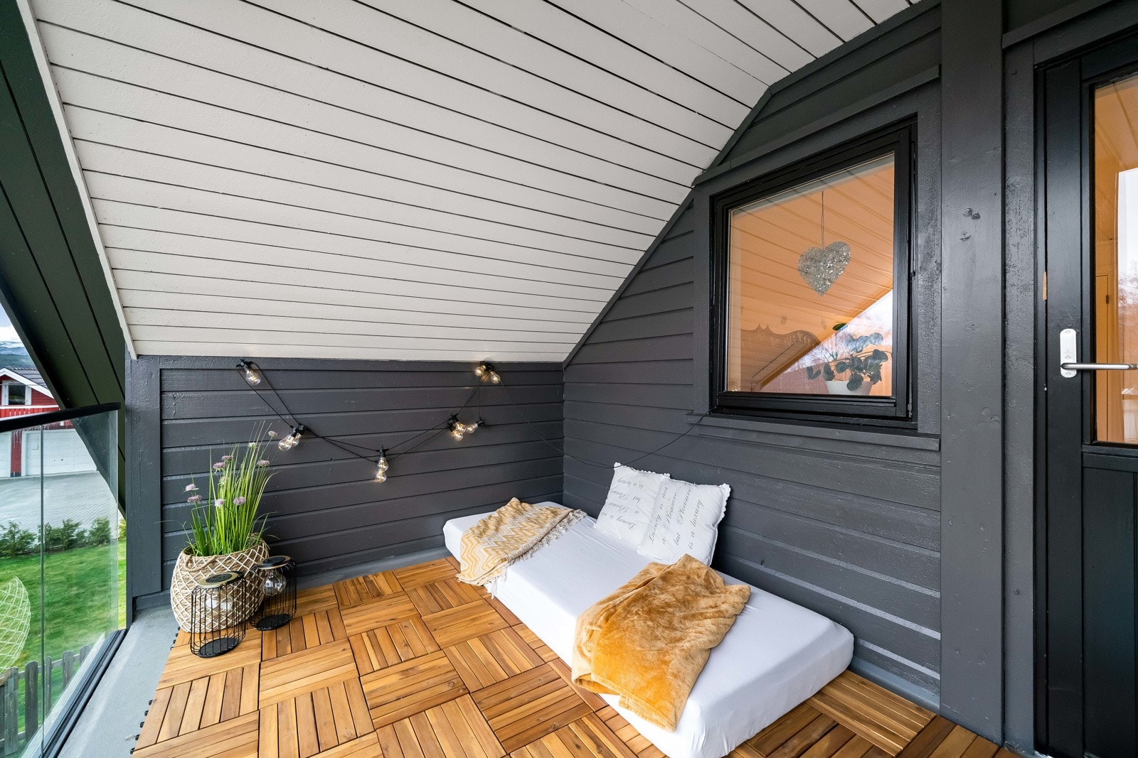 Veranda/balkong i andre etasje på framside av bolig. Galleribilde