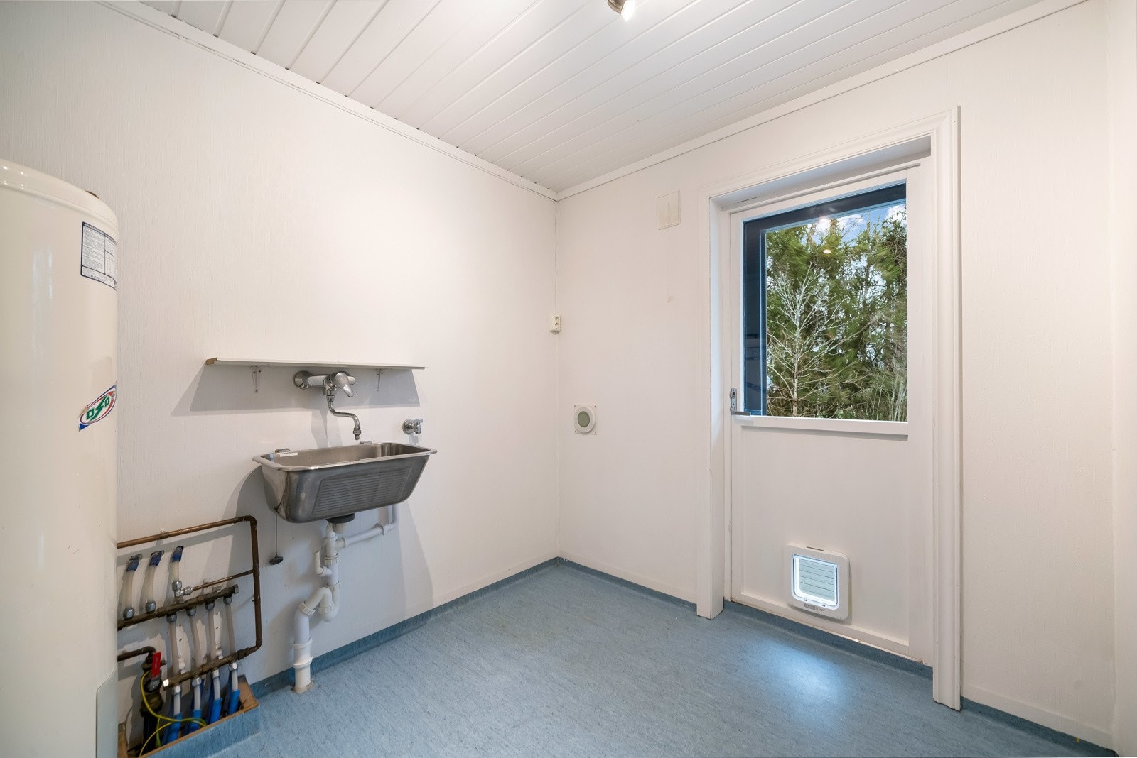 Praktisk vaskerom med egen utgang. Galleribilde