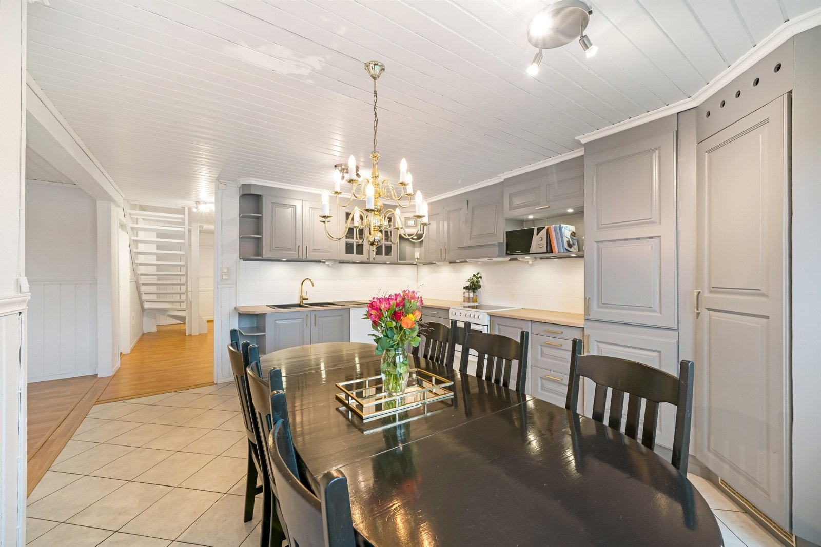 Kjøkken er romslig med spisebord og plass til hele familien. Galleribilde