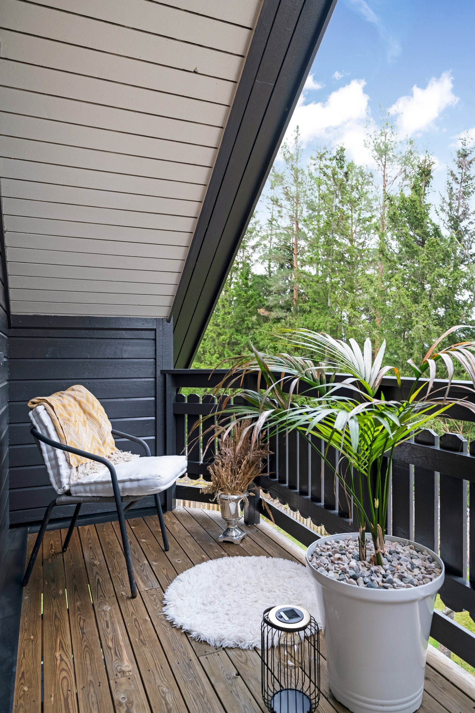 Veranda/balkong på bakside av bolig. Galleribilde