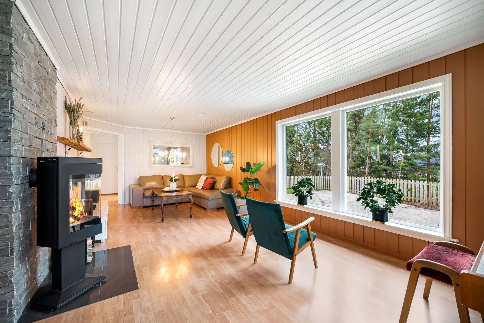 Romslig stue med ulike møbleringsmuligheter. Galleribilde