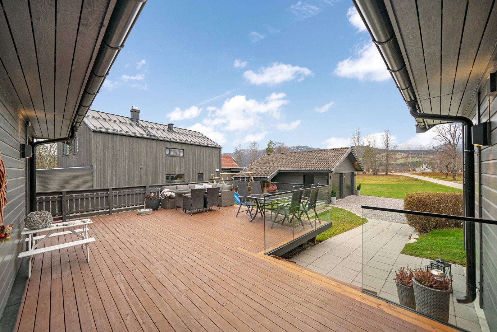 Terrasse ved inngangsparti har nyere glassrekkverk. Galleribilde