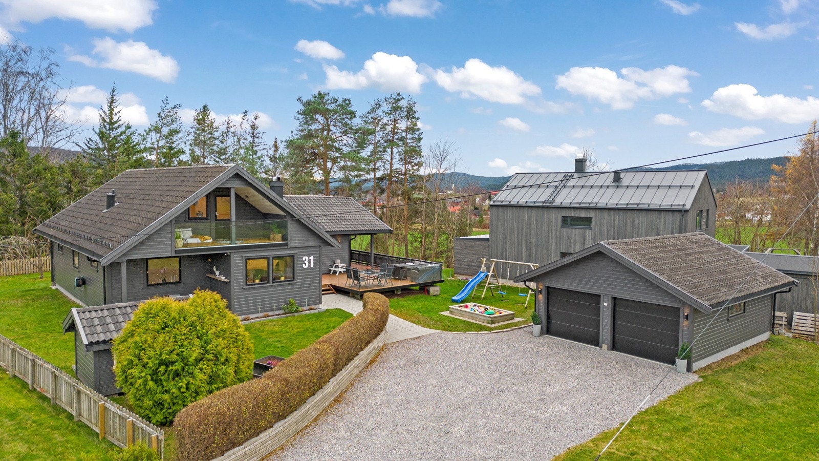 Flott enebolig med dobbeltgarasje. Galleribilde